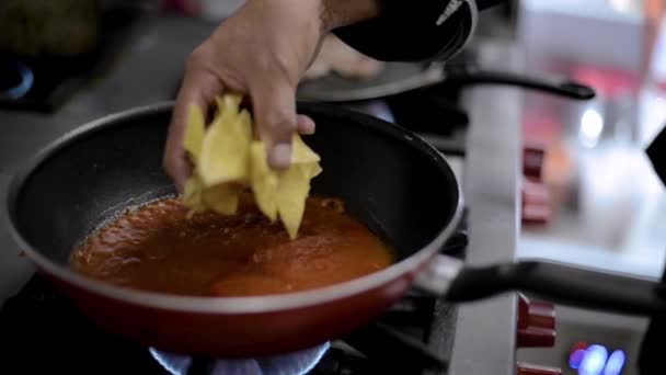 Şef Latin Amerika Yerel Bir Kafe Restoranında Kızarmış Tortilla Sosuyla — Stok video