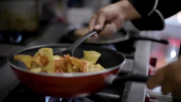 Chef Sou Chef Preparando Plato Tradicional Mexicano Llamado Chilaquiles Mezclando — Vídeos de Stock