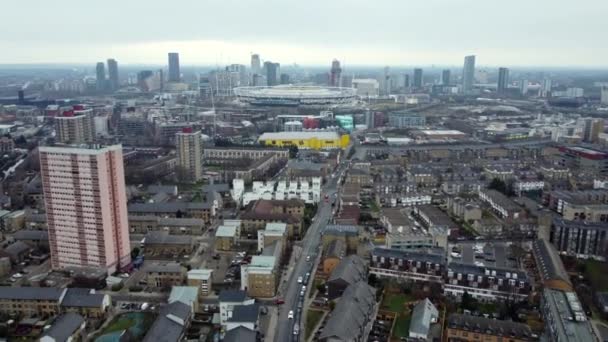 ストラトフォード発ロンドン スタジアム行きのドローン便 不動産と都市の景色 — ストック動画