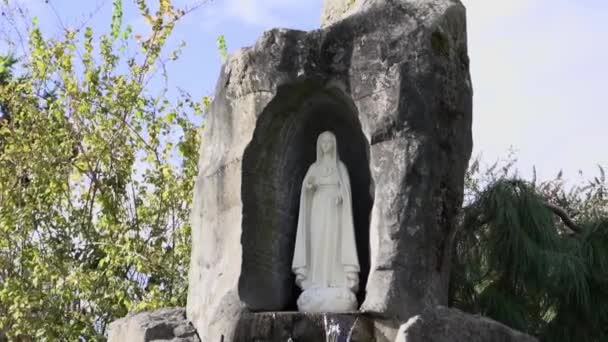 White Virgin Mary Statue Water Fountain — Stock Video