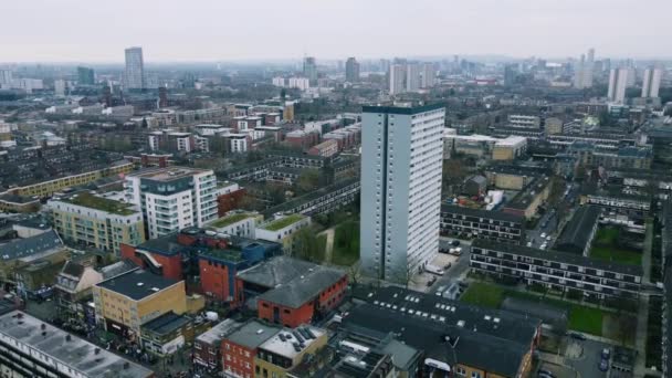 イーストロンドンの不動産にある高さの高いアパートの空中ビュー — ストック動画