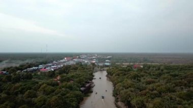 Siem Reap yakınlarında Kamboçya 'nın yüzen köyü Kampong Khleang' ın hava manzarası. Tonle Sap Gölü 'nün üzerinde uçan İHA Güney Doğu Asya' yı keşfediyor.