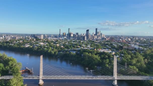 Den Brisbane Green Bridge Med Brisbane City Skyline Bakgrunden — Stockvideo