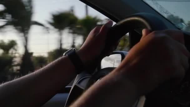 Mani Una Giovane Donna Sul Volante Guida Auto Nel Tramonto — Video Stock