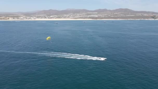 Luftaufnahmen Touristen Parasailing Vor Küste Sommerurlaub — Stockvideo