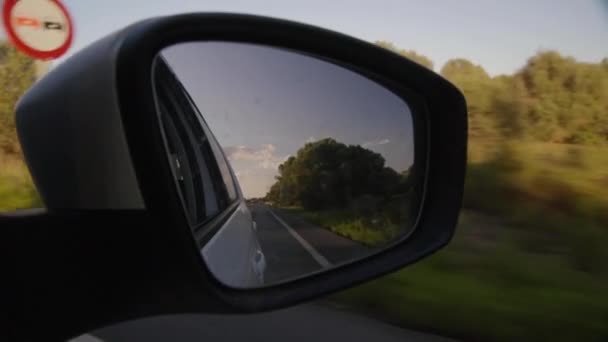 Filmowanie Samochodu Lustro Pasażera Podczas Jazdy Malowniczej Trasie Zachodzie Słońca — Wideo stockowe