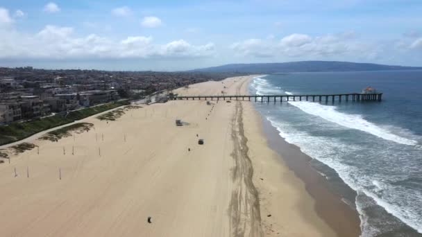 Lange Strook Zandstrand Met Pier Aquarium Manhattan Beach Gesloten Vanwege — Stockvideo