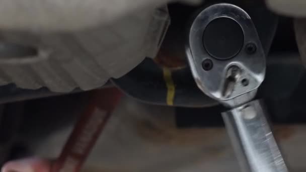 车辆下面紧固螺栓的工作扳手 — 图库视频影像