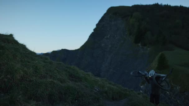 Ciclista Montaña Está Subiendo Una Montaña Empinada Con Una Lámpara — Vídeo de stock