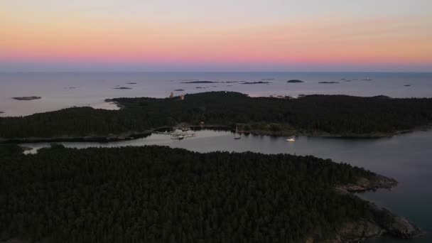 フィンランドのフサロの港からの空中の景色 カラフルな夕暮れ 引き戻す ドローンショット — ストック動画