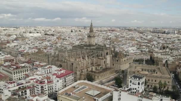 スペインのセビリア大聖堂と街並み 空中周回 — ストック動画