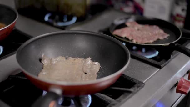 Gros Plan Deux Casseroles Téflon Faisant Cuire Steak Bœuf Cecina — Video