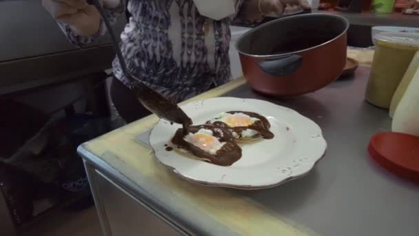 メキシコのダイナーカフェレストランキッチンで働く女性シェフラテンアメリカは 揚げ卵とモルと伝統的な料理を準備 — ストック動画