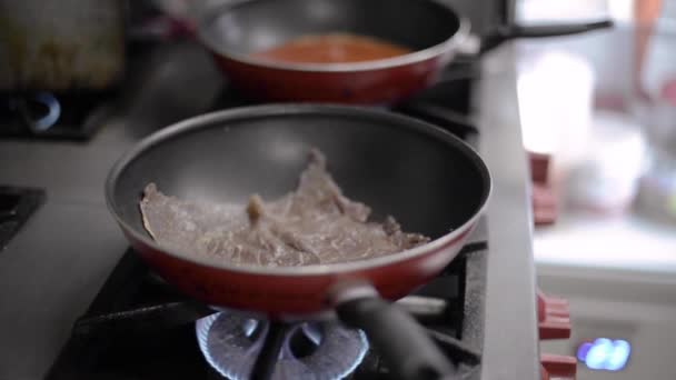 Zbliżenie Górę Człowiek Szef Kuchni Kucharz Gotowanie Smażenie Pieczeń Mięso — Wideo stockowe