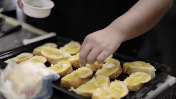 Cocinera Mujer Agregando Especias Pan Con Mantequilla Ajo Restaurante Cafetería — Vídeo de stock