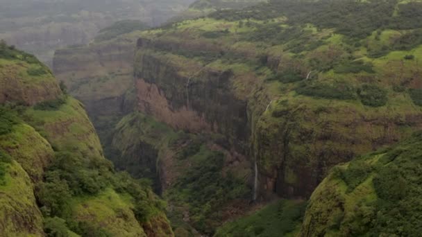 Watervallen Stromend Het Bergdal Buurt Van Tamini Ghat Maharashtra India — Stockvideo