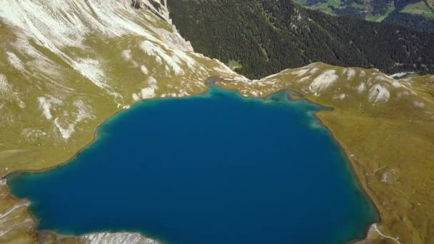 ランス湖 スイスのアルプスの高い山の風景の中に青いクリスタルクリア水 空中撮影 — ストック動画