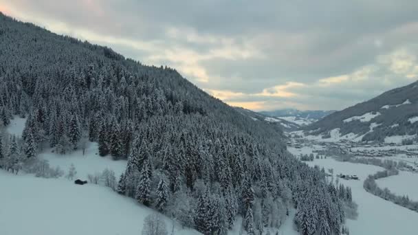 Flygfoto Snötäckt Bergsstad Slingrande Väg Genom Dalen — Stockvideo