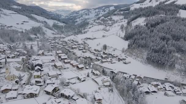 Foto Aérea Una Ciudad Montañosa Cubierta Nieve — Vídeos de Stock