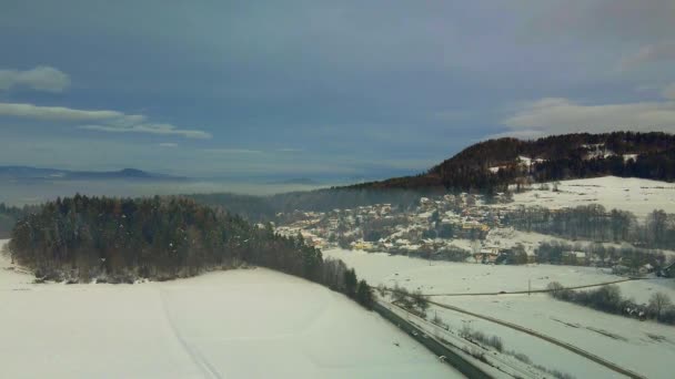 Vue Aérienne Une Ville Montagne Enneigée Dans Brouillard — Video