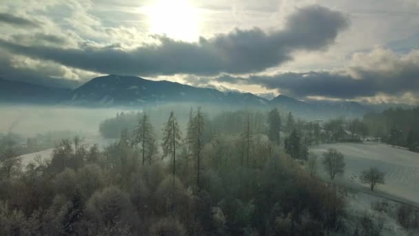 Luftaufnahme Einer Schneebedeckten Bergstadt Nebel — Stockvideo