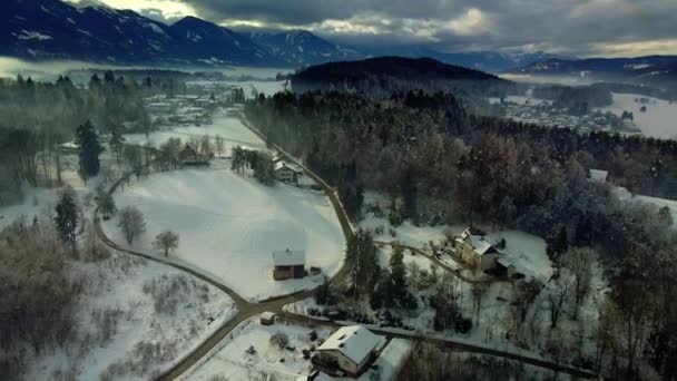 Zdjęcie Lotnicze Pokrytego Śniegiem Górskiego Miasteczka Mgle — Wideo stockowe