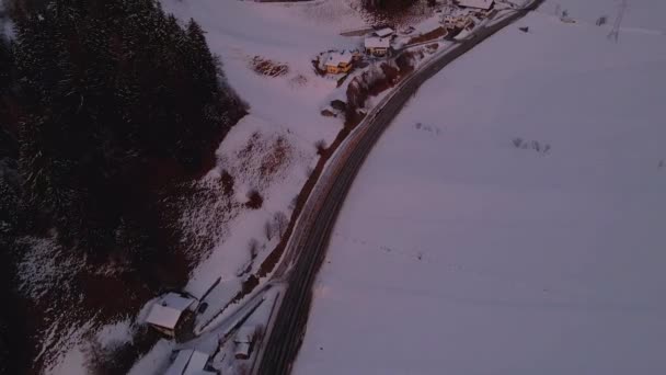 Karla Kaplı Bir Dağ Kasabasının Hava Görüntüsü Gün Batımında Vadiden — Stok video