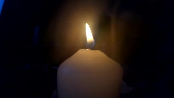 Fumaça Quarto Escuro Passando Por Uma Vela Acesa Dentro Casa — Vídeo de Stock