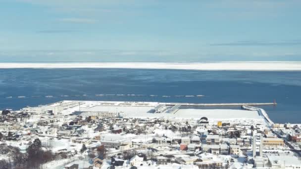 Вид Повітря Над Сніговим Зимовим Містом Ому Морем Охотськ Горизонті — стокове відео