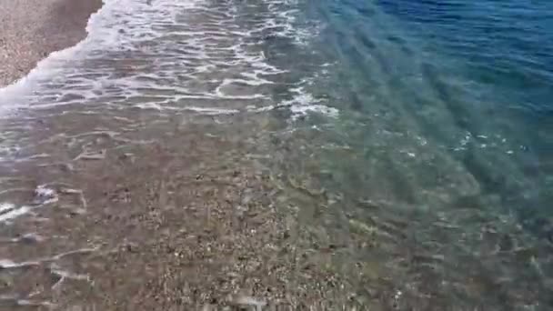 スペインのビーチの上を飛んでいます 地中海の透明な水 波がネルハ スペインの海岸に衝突した スペイン南部の人気の観光地 — ストック動画