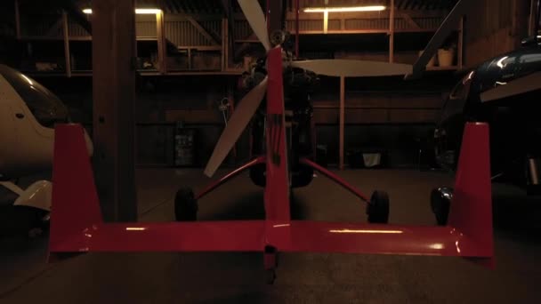 Gyrocopter Wznoszący Się Strzał Wewnętrzny Hangar — Wideo stockowe