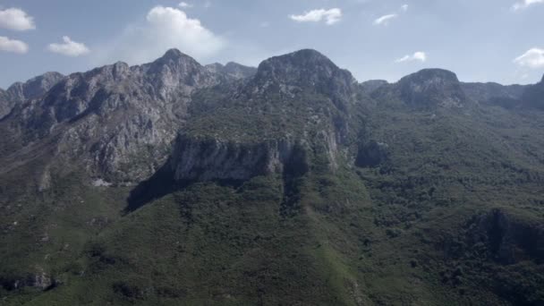 Lado Tiro Drone Video Slider Sh21 Albania Con Las Montañas — Vídeos de Stock