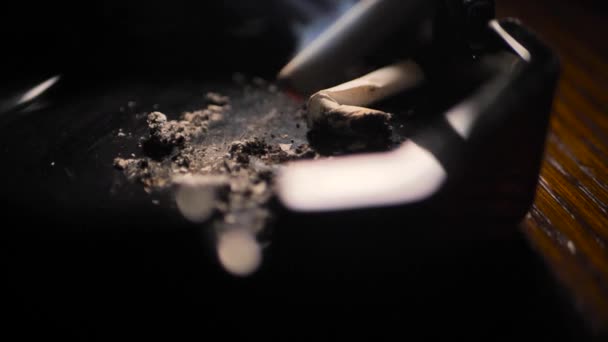 Närbild Rökning Cigarett Man Hand Långsamma Rörelser Scen — Stockvideo