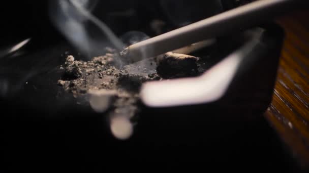 Cierre Fumar Cigarrillo Mano Del Hombre Cámara Lenta Escena — Vídeos de Stock