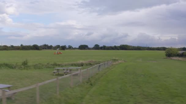 Gyrocopter Hızlı Pan Izleme Fırlatması Hangarları Geçti — Stok video