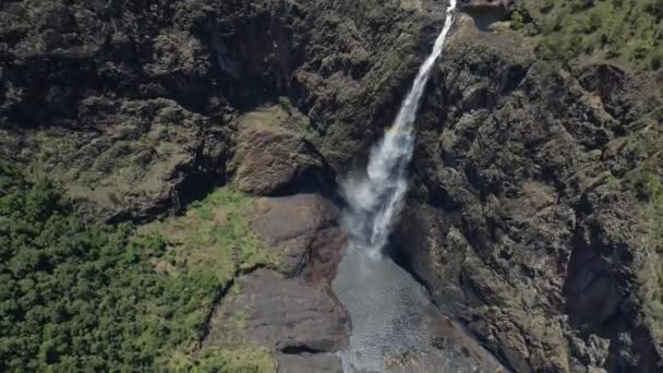 Wallaman Falls Flui Sobre Uma Escarpa Dia Ensolarado Verão Cima — Vídeo de Stock