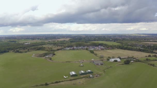 Airfield Aanpak Hangars Platteland Uitzicht Met Wolken — Stockvideo