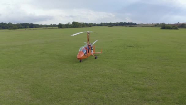 Gyrokopter Slipad Sväng Runt Farkostens Framsida Stormiga Moln — Stockvideo