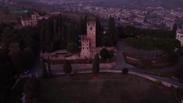 Vista Aérea Hacia Atrás Ciudad Conegliano Con Castillo Medieval Parte — Vídeo de stock