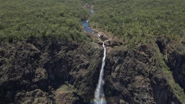 Notable Waterfall Rainbow Girringun National Park Wallaman Falls Sunny Day — Stock Video
