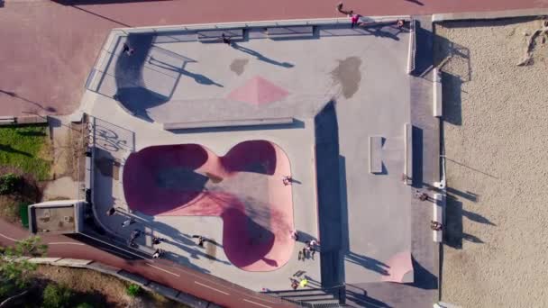 コンクリート構造のヴィンテージの雰囲気で遊んでスケートパークのティーンエイジャーのドローンビュー — ストック動画