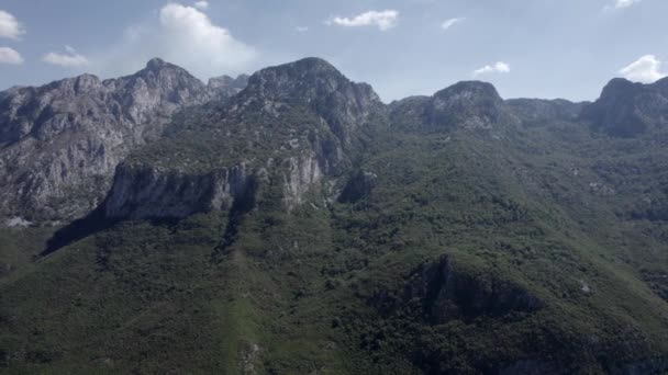 Side Shot Drone Vídeo Slider Sh21 Albania Com Montanhas Frente — Vídeo de Stock