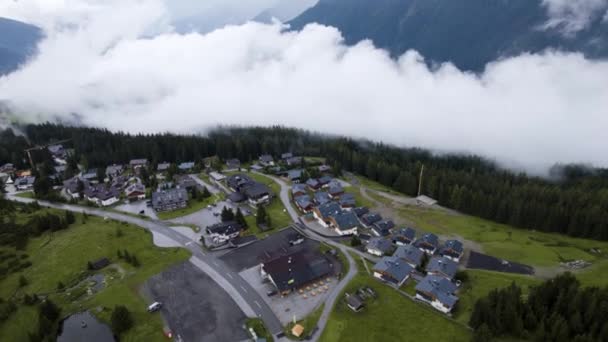 オーストリアのクリムルの山の高い農村部の集落の家の上を飛行ドローン — ストック動画