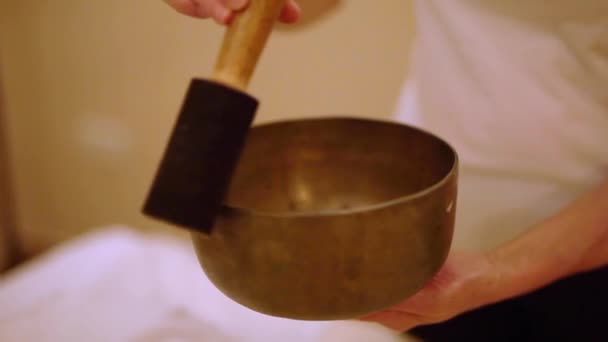 音效疗法Tibetan Bowl Mallet Meditation — 图库视频影像