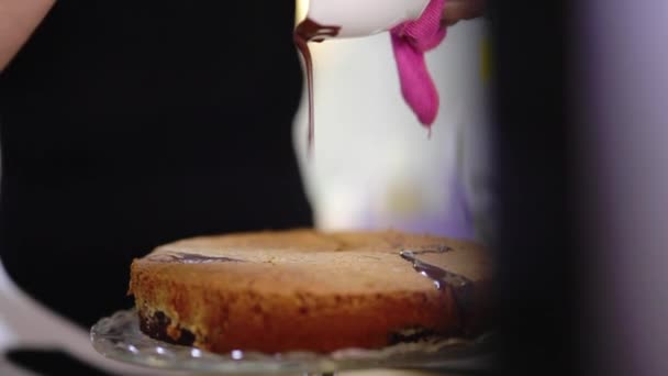 Σοκολάτα Σάλτσα Καλοσύνη Ρίχνει Κέικ Σφουγγάρι Λιχουδιά — Αρχείο Βίντεο