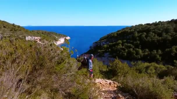 Vacker Naturskön Bild Turist Som Vandrar Nedför Tropisk Med Strömmande — Stockvideo