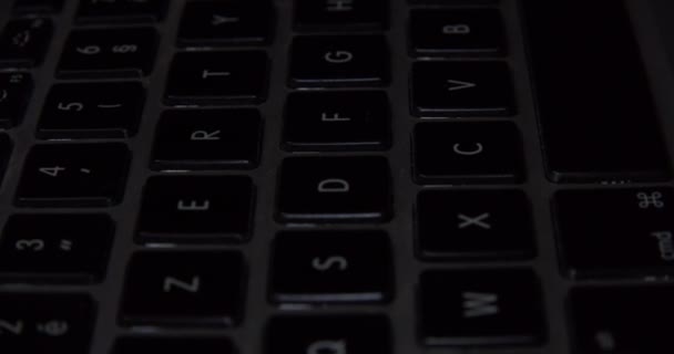 Макро Крупным Планом Черной Клавиатуры Долли Вперед Высоким Углом — стоковое видео