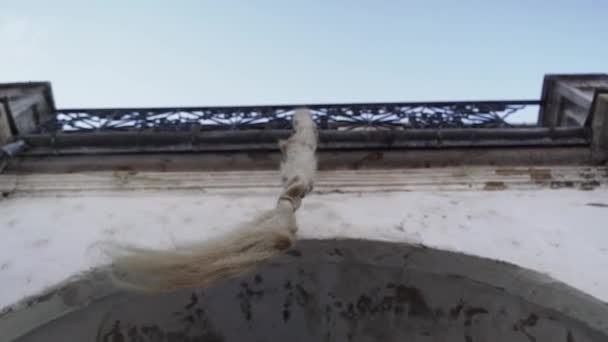 Lungo Tessuto Materiale Capelli Appeso Balcone Nel Vento Basso Angolo — Video Stock