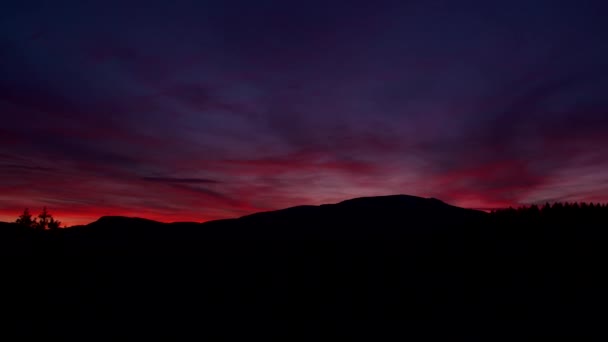 Ciel Rose Violet Coucher Soleil Timelapse Sur Les Montagnes — Video