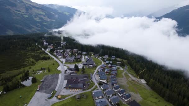 Veduta Aerea Drone Del Piccolo Villaggio Sciistico Austriaco Alta Valle — Video Stock